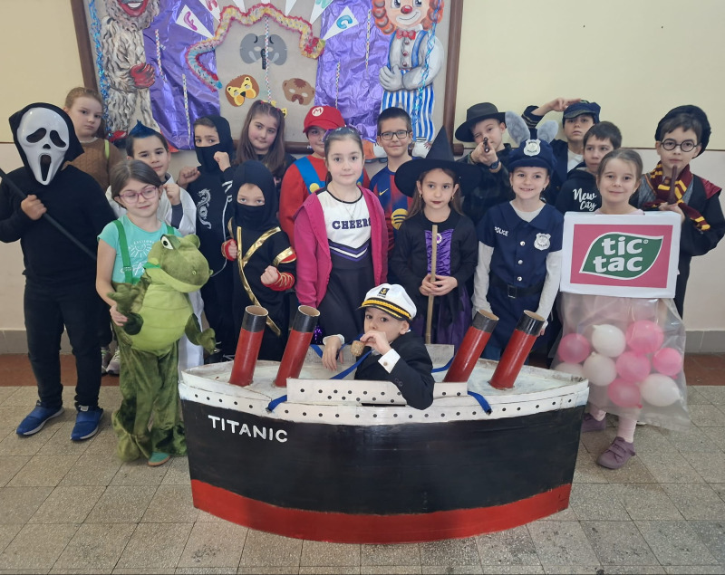 Itt a farsang áll a bál…