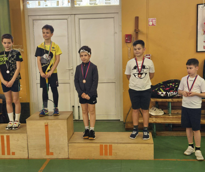 Verseny verseny hátán 